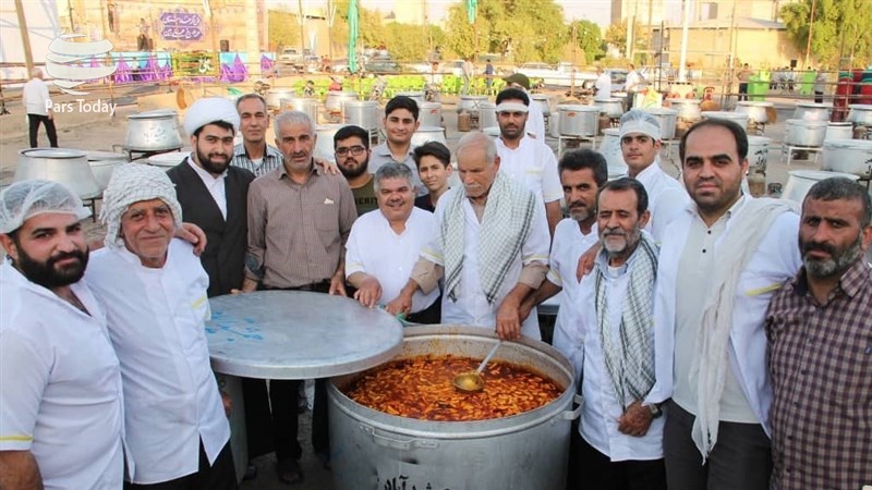 Iranpress: گزارش: طبخ نذری به مناسبت عید غدیر خم در دزفول