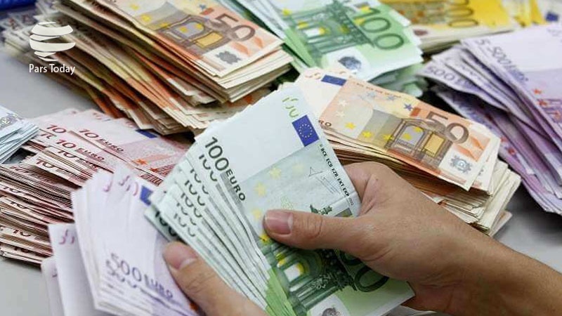 Iranpress: روس‌ها تجارت با دلار را کاهش می‌دهند