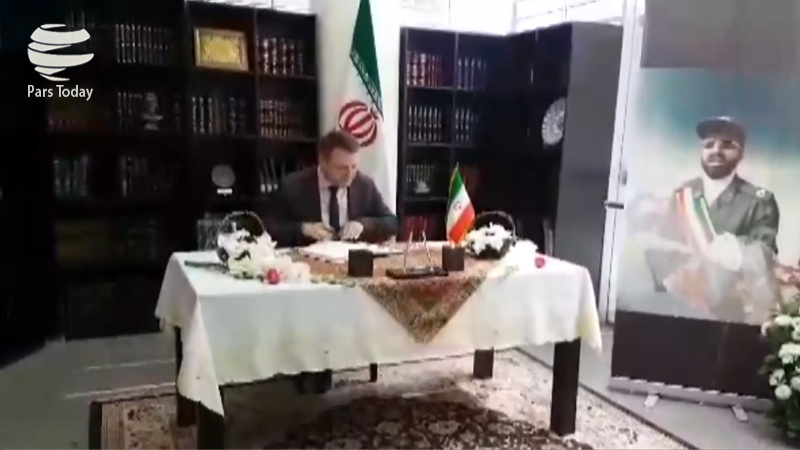 Iranpress: گزارش: ادای احترام به شهدای حمله تروریستی اهواز در سفارت ایران در گرجستان