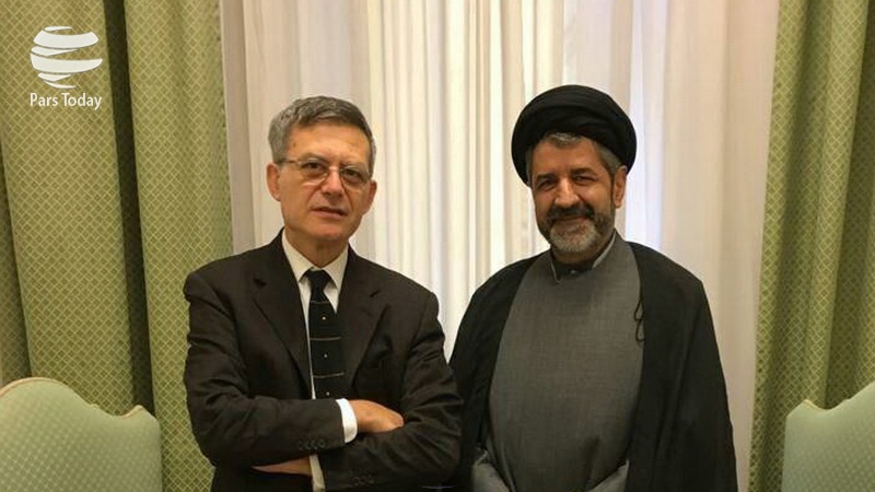 Iranpress:  بررسی راه های گسترش همکاری رسانه ای ایران و واتیکان