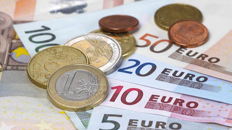 Iranpress: کاهش قیمت یورو در صرافی‌های بانکی