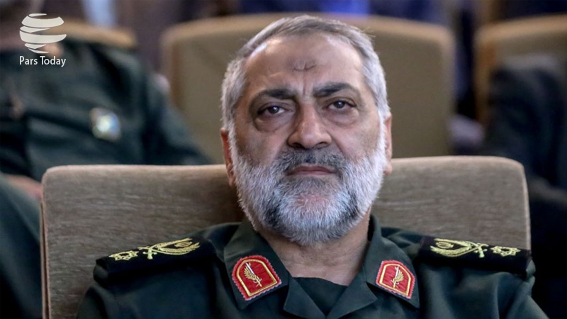 Iranpress: سرتیپ شکارچی: ایران به کسی اجازه دخالت در زمینه توان دفاعی خود را نمی‌دهد