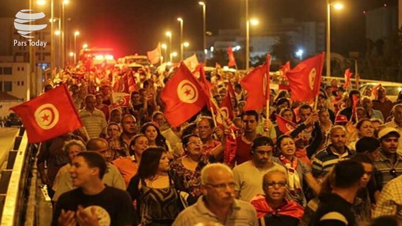 Iranpress: ادامه اعتراضات مردمی در تونس