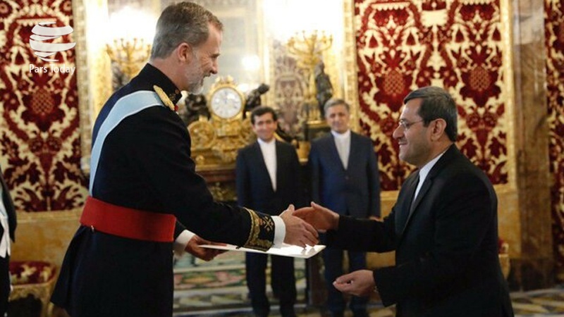 Iranpress: سفیر ایران، استوارنامه خود را تقدیم پادشاه اسپانیا کرد