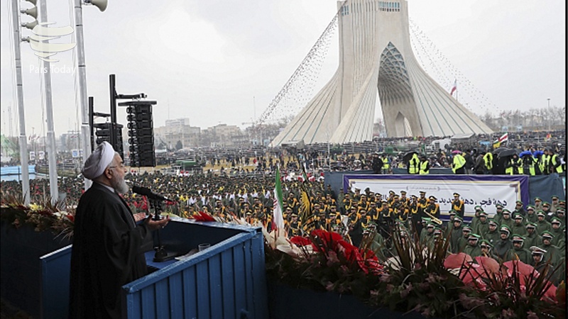 Iranpress: تصاویر: رئیس جمهور در اجتماع بزرگ مردم تهران در مراسم راهپیمایی 22 بهمن