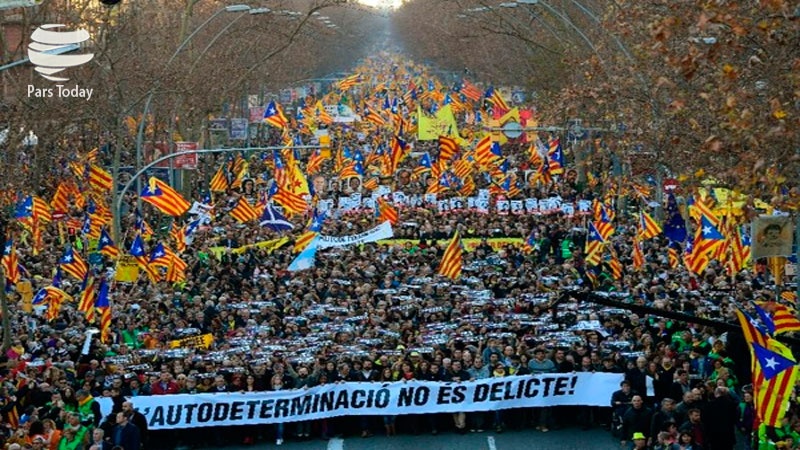 Iranpress: تظاهرات استقلال‌طلبان اسپانیا در شهر بارسلون