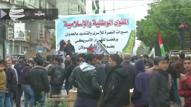 Iranpress: گزارش: تظاهرات هزاران فلسطینی در محکومیت تصمیم ترامپ درباره جولان