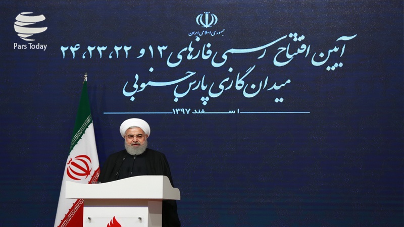 Iranpress: رئیس جمهور: ملت ایران در صف واحدند و سر فرود نخواهند آورد