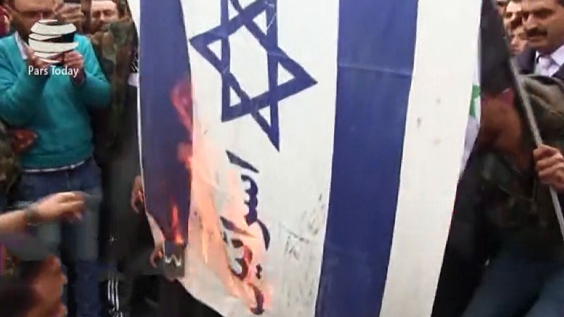Iranpress: مردم سوریه پرچم اسرائیل و عکس ترامپ را آتش زدند+ ویدئو