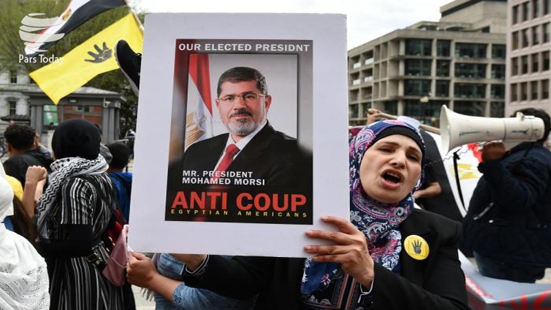 Iranpress: تظاهرات مخالفان دولت مصر در واشنگتن