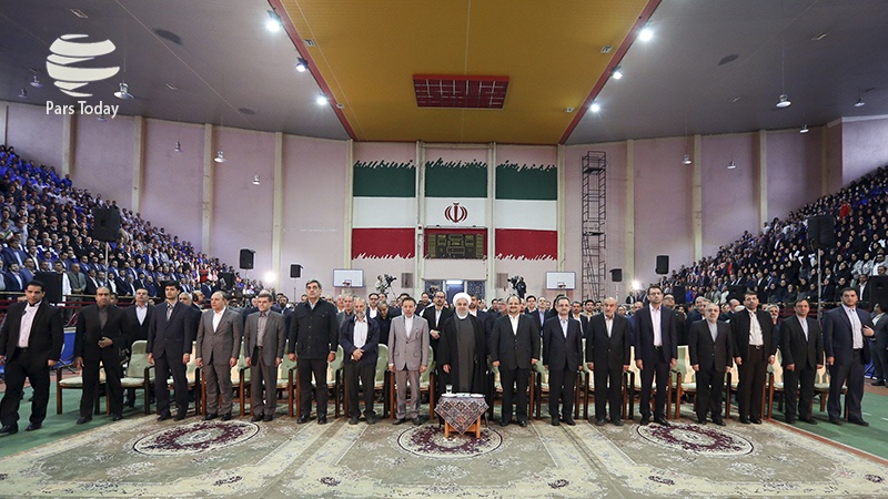 Iranpress: روحانی از کارگران نمونه کشور تقدیر کرد