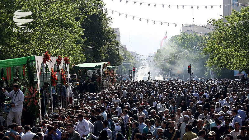 Iranpress: تصاویر: مراسم تشییع پیکرهای مطهر ۱۵۰ شهید تازه‌ تفحص‌ شده دفاع مقدس