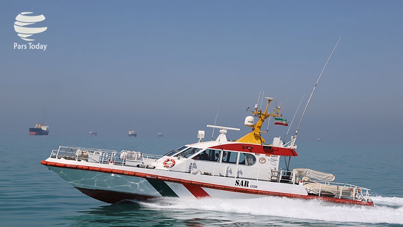 Iranpress: نجات سه خدمه شناور غرق شده در آب‌های خلیج فارس