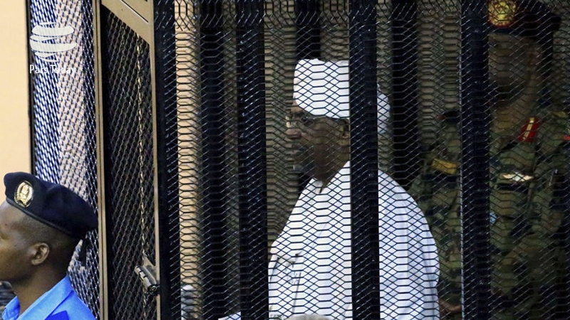 Iranpress: سودان «عمر البشیر» را به دیوان بین المللی کیفری تحویل می‌‎ دهد