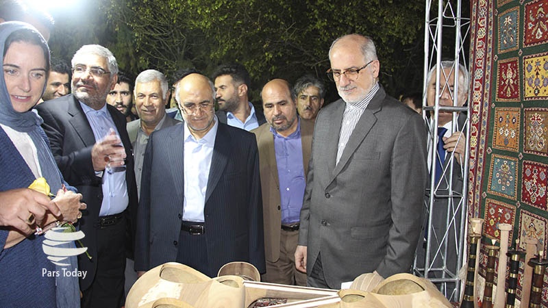 Iranpress: تصاویر: برگزاری جشن گلیم سیرجان با حضور سفیران خارجی در ایران 