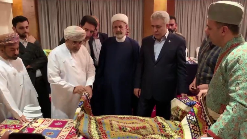 Iranpress: دیدار وزیر گردشگری عمان از نمایشگاه صنایع دستی ایران در مسقط+ ویدئو