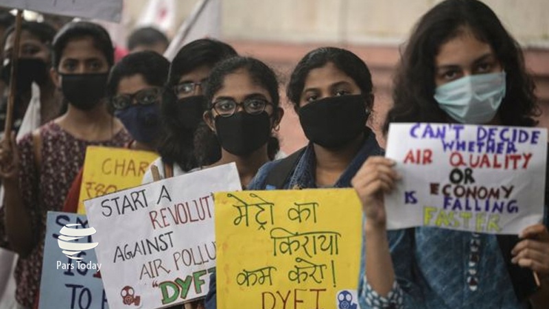 Iranpress: اعتراض دانش آموزان هندی به آلودگی هوا
