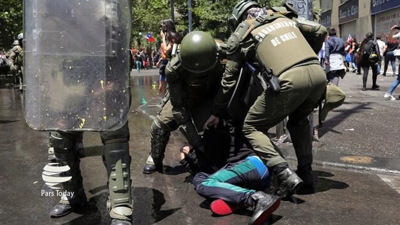Iranpress: خشونت پلیس شیلی ضد معترضان