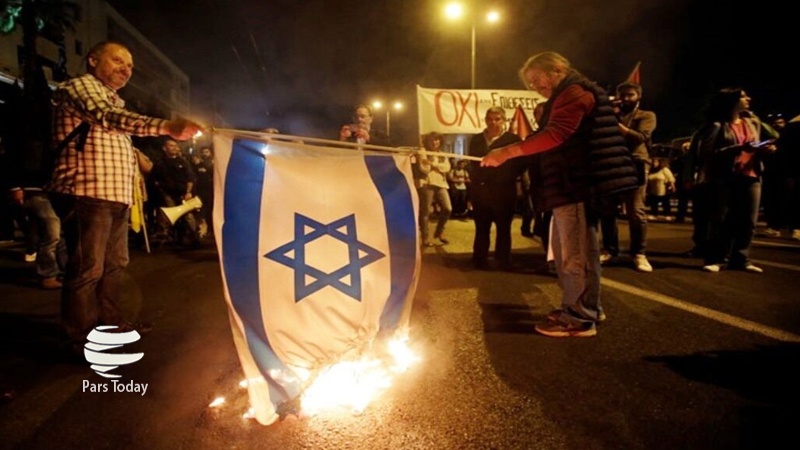 Iranpress: یونانی‌ها پرچم رژیم صهیونیستی را آتش زدند