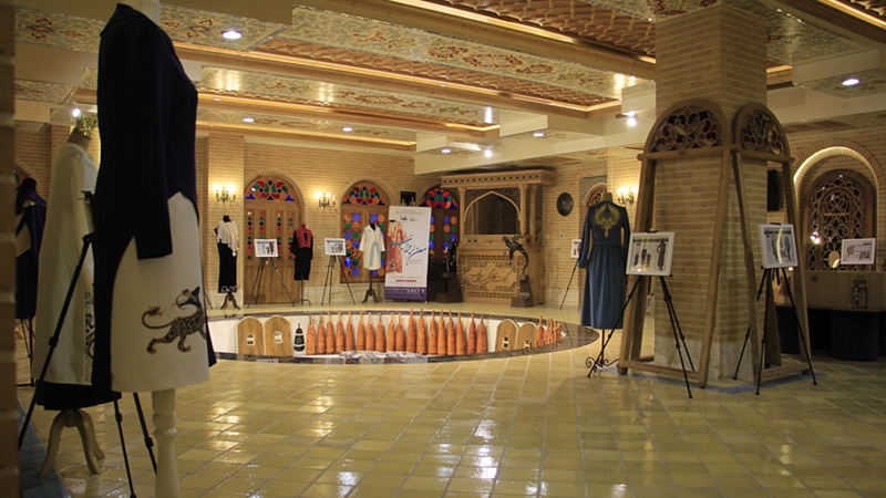Iranpress: تصاویر: نمایشگاه لباس سنتی دو دوره تاریخی ایران در اصفهان