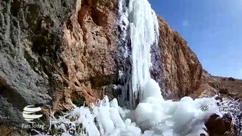 Iranpress: چشمه یخی سمیرم؛ زیبایی آب و سرما در نگین گردشگری اصفهان   