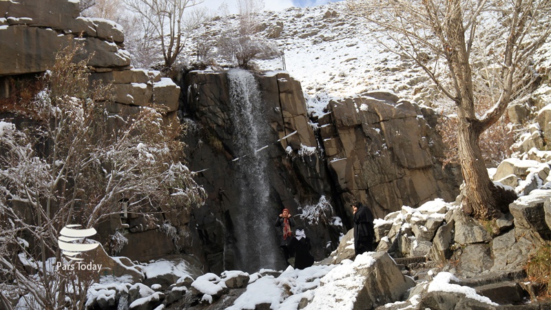 Iranpress: طبیعت‌برفی آبشار دهکده توریستی گنجنامه همدان 