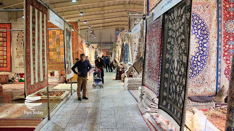 Iranpress: تصاویر: هنرنمایی فرش دستباف ایران در اصفهان 