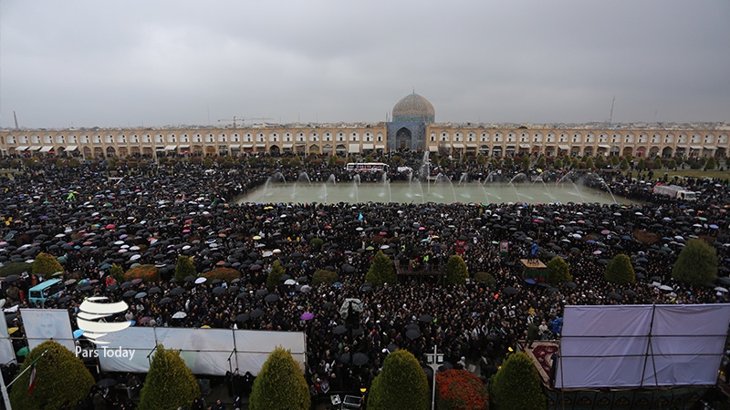 Iranpress: تصاویر: اجتماع عظیم در میدان نقش جهان اصفهان برای پاسداشت شهادت سلیمانی 