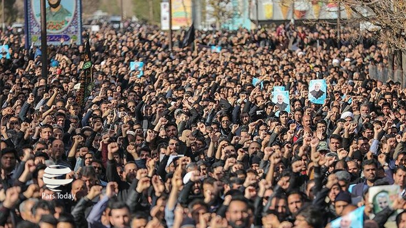 Iranpress: تجمع مردم اصفهان در پی شهادت سردار سرافراز حاج قاسم سلیمانی؛ پخش زنده از "ایران پرس" 