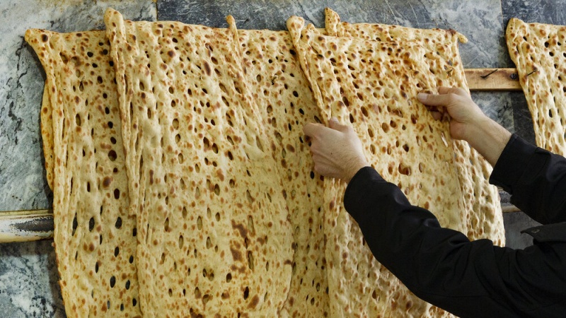 Iranpress: سخنگوی دولت: قیمت نان نسبت به متوسط کشور نباید افزایش داشته باشد