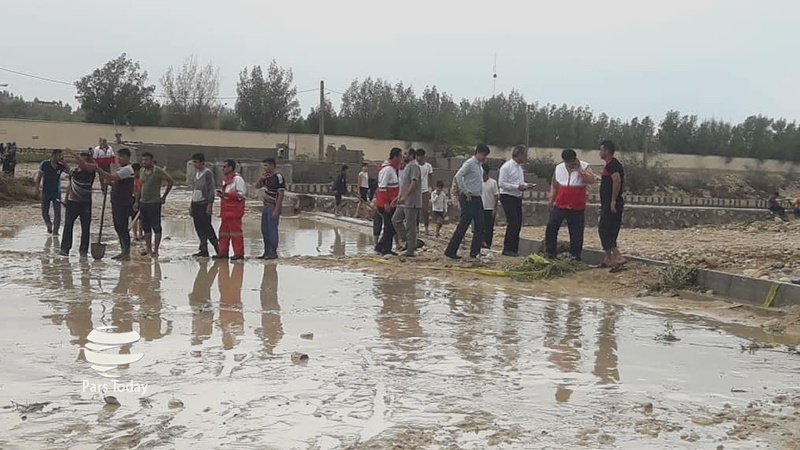 ایران پرس: تصاویر: کمک‌رسانی به مردم سیل‌زده روستای "برکه‌چوبان" بوشهر