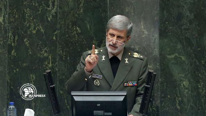 Iranpress: امیر حاتمی: در تجهیز نیروهای مسلح به هیچ کشوری نیازمند نیستیم