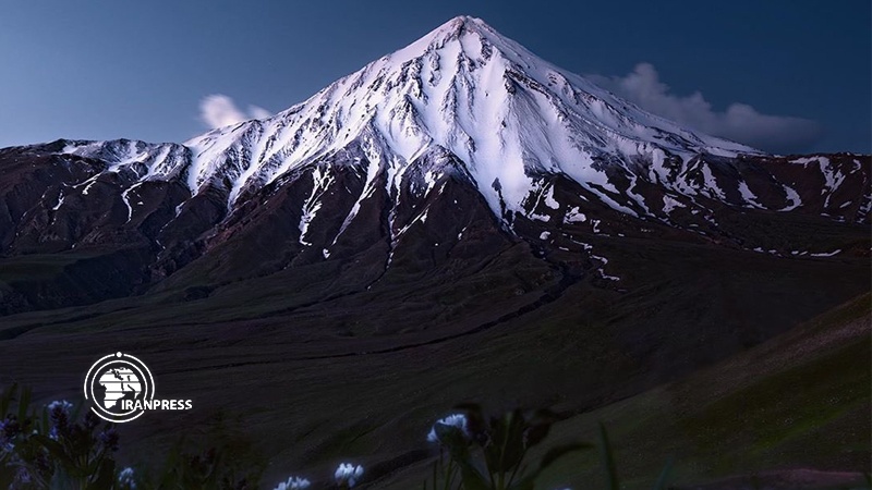Iranpress: روزی برای «کوه دماوند»؛ این دیو سپید پای دربند