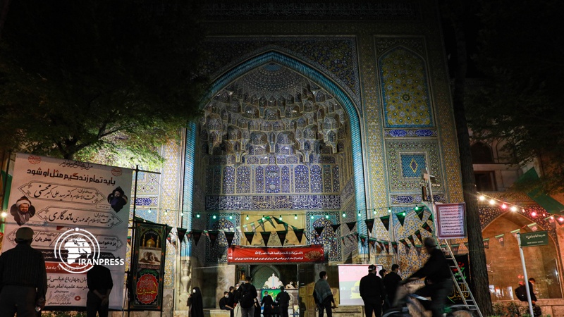 Iranpress:  عزاداری شب تاسوعای حسینی در میدان نقش جهان اصفهان