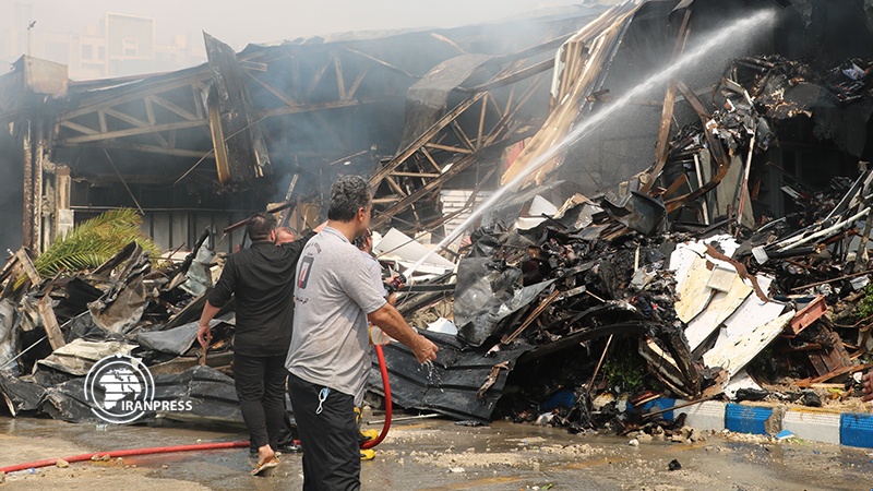 Iranpress: کیش؛ آتش‌سوزی در بازار پردیس ‌1 / ایفل جزیره در محاصره دود