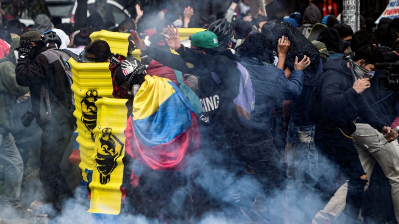 Iranpress: تجمع شهروندان کلمبیایی به یاد قربانیان خشونت‌های پلیس این کشور