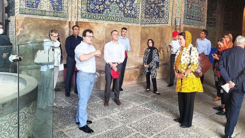 Iranpress: سفر وزیر امور خارجه سوئیس به ایران | بازدید از آثار تاریخی اصفهان