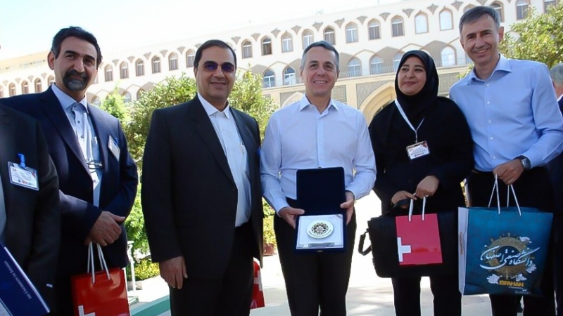 Iranpress: تاکید وزیر امور خارجه سوئیس بر استمرار و ارتقای همکاری علمی ایران و سوئیس