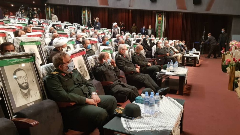 Iranpress: آئین تجلیل از فرماندهان و مسئولین راوی تاریخ شفاهی دفاع مقدس