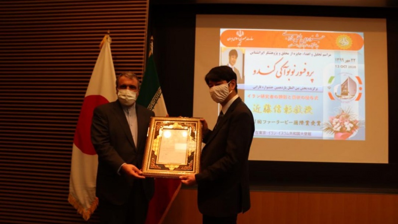 Iranpress:  اهدای جایزه برگزیده جشنواره بین‌المللی فارابی به ایرانشناس ژاپنی