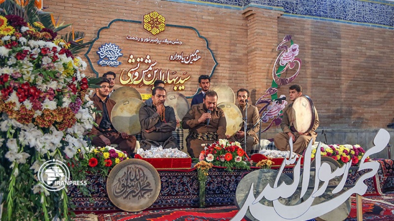 ایران پرس: هنرنمایی دف‌نوازان کردستانی در جشن میلاد پیامبر اکرم(ص) 