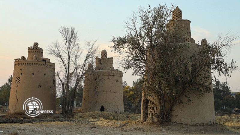 Iranpress: برج کبوترخانه‌های ولاشان؛ نمادی از معماری باستان در اصفهان