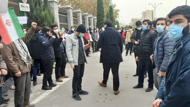 Iranpress: تجمع اعتراض‌آمیز دانشجویان مقابل مجلس شورای اسلامی در محکومیت ترور دانشمند دفاعی 