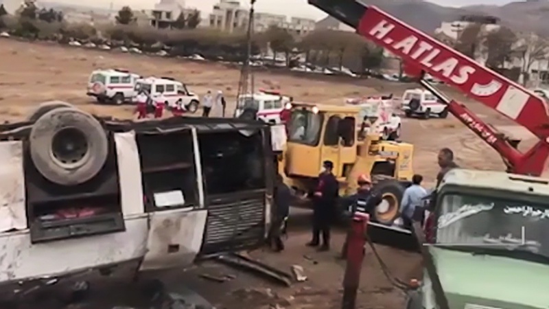 Iranpress: 4 کشته در واژگونی اتوبوس در اصفهان