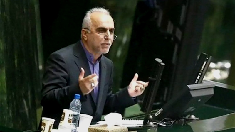Iranpress: کارت زرد مجلس به وزیر اقتصاد