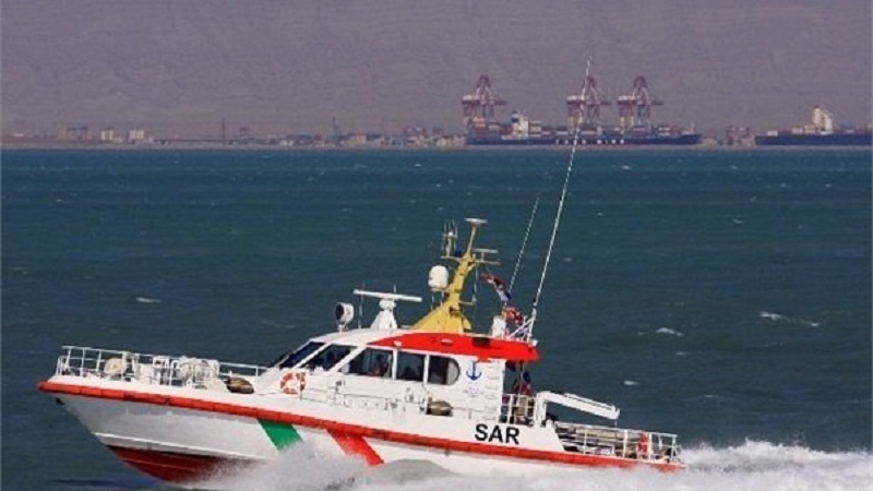 Iranpress: نجات جان ۱۳ سرنشین قایق تفریحی در جزیره کیش