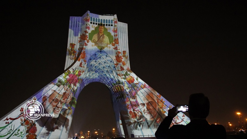 Iranpress: نمایش چهره ماندگار شهیدان مقاومت روی برج آزادی تهران  