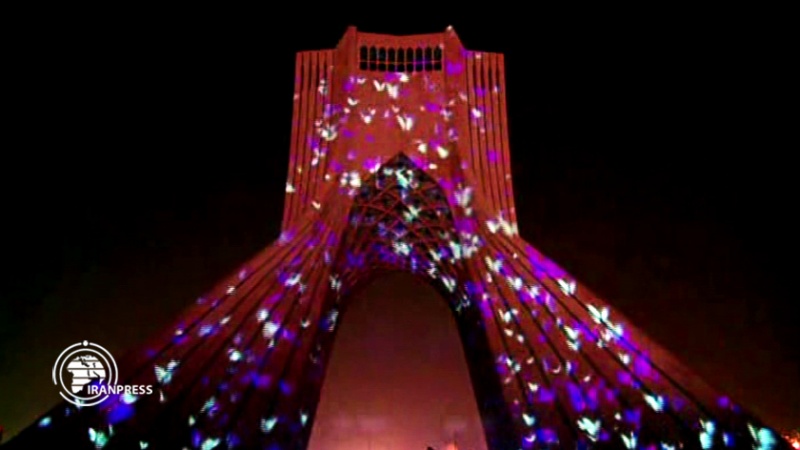 Iranpress: اجرای نورپردازی سه بعدی روی برج آزادی به یاد درگذشتگان حادثه هواپیمای اوکراینی