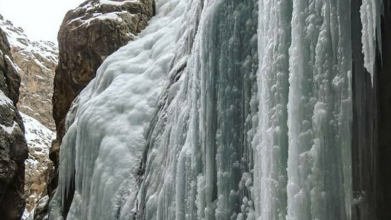 Iranpress: آبشار تنگه واشی یخ زد!