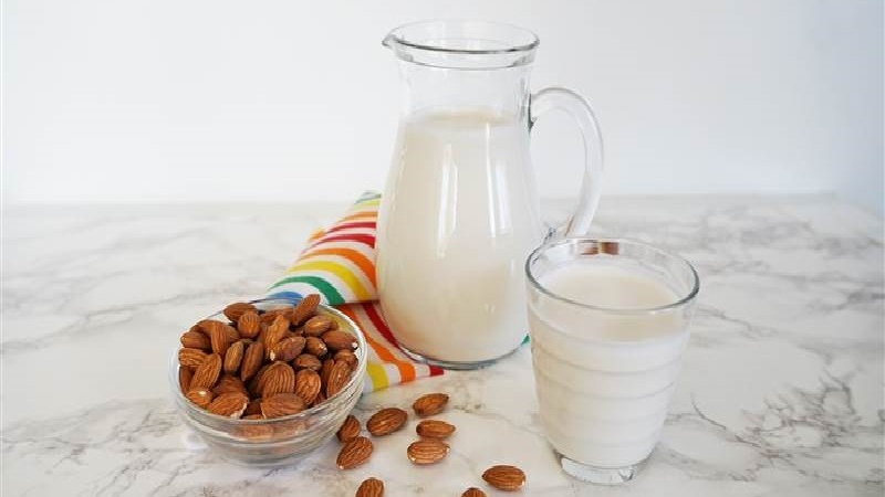 Iranpress: «شیر بادام» تغذیه‌ای مناسب برای کودکان